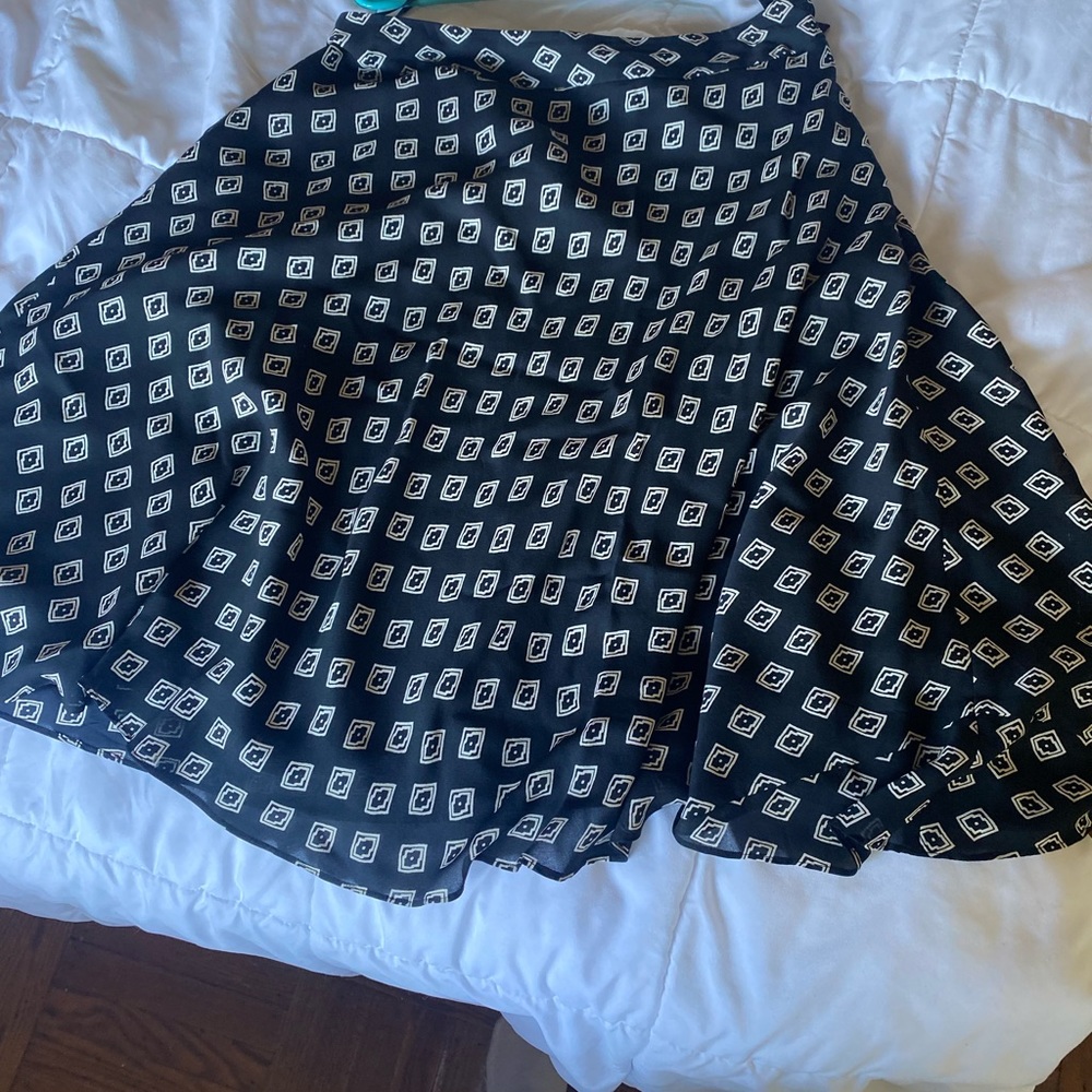 Jones New York brand new  Floral Print size 12 Silk skirt with lining Gorgeous
